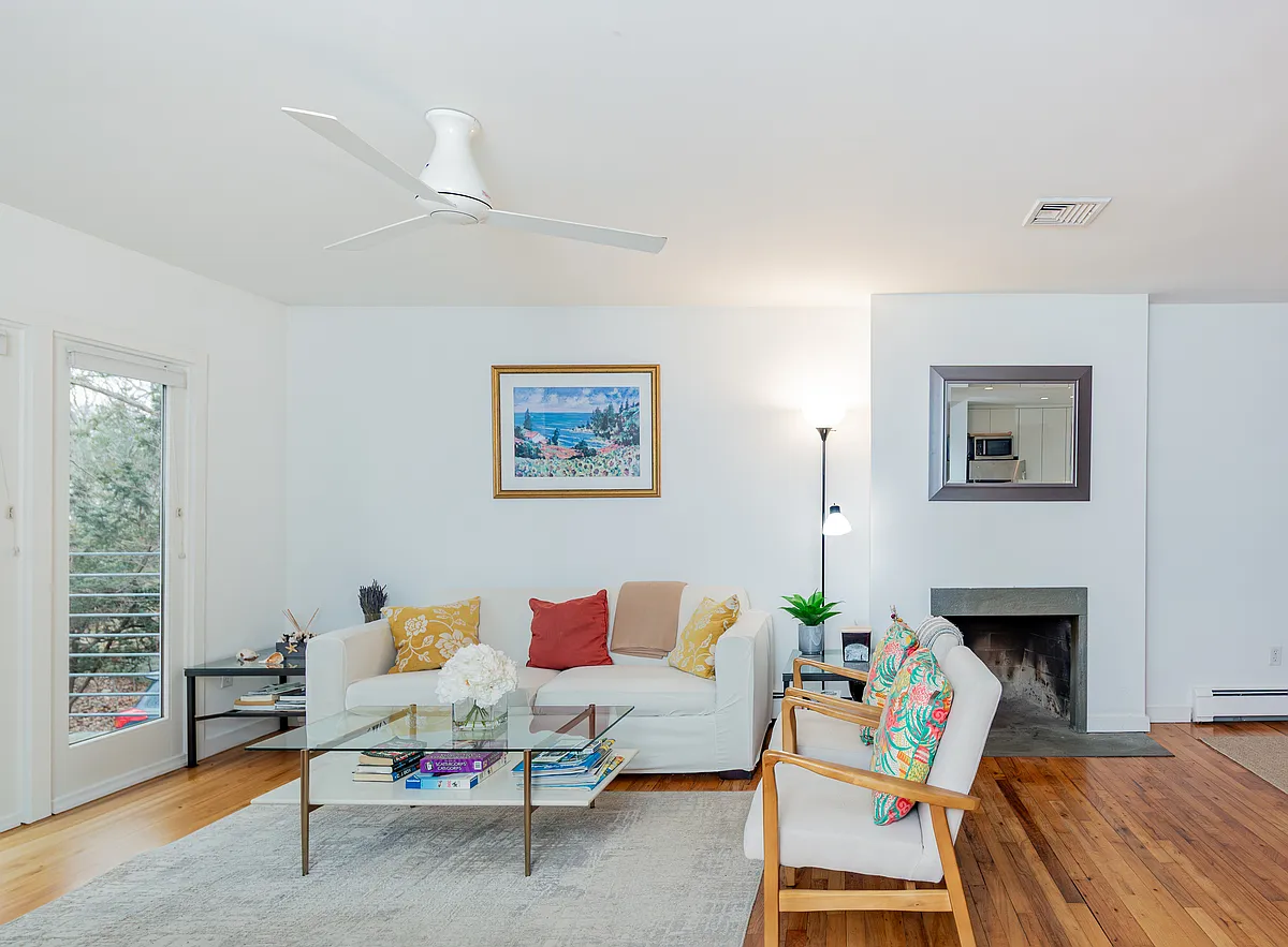 Building Photo - Gardiners Bay Dr