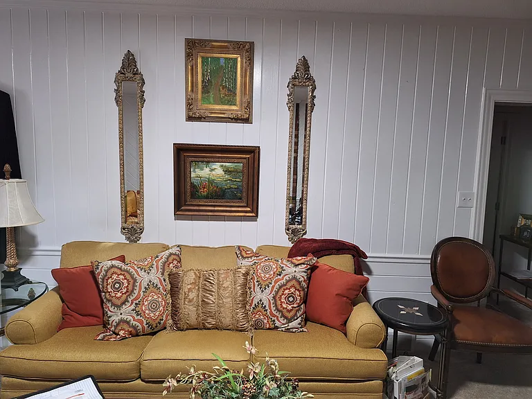 Sample furnishings by past tenant. No furnishings included