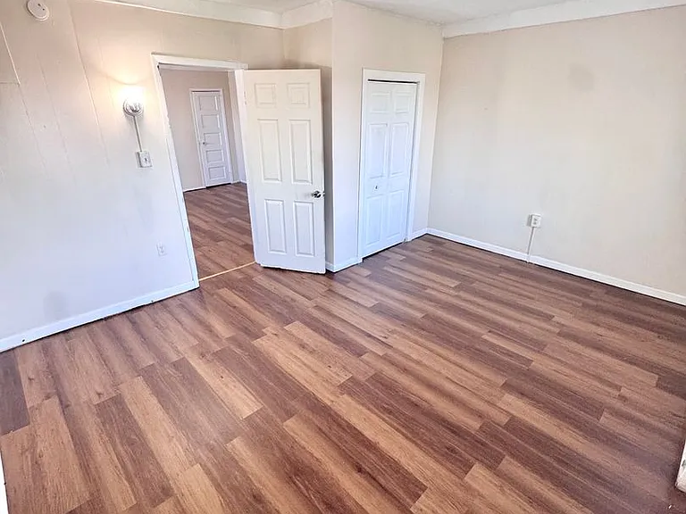 1348 E 6th St — Photo 11