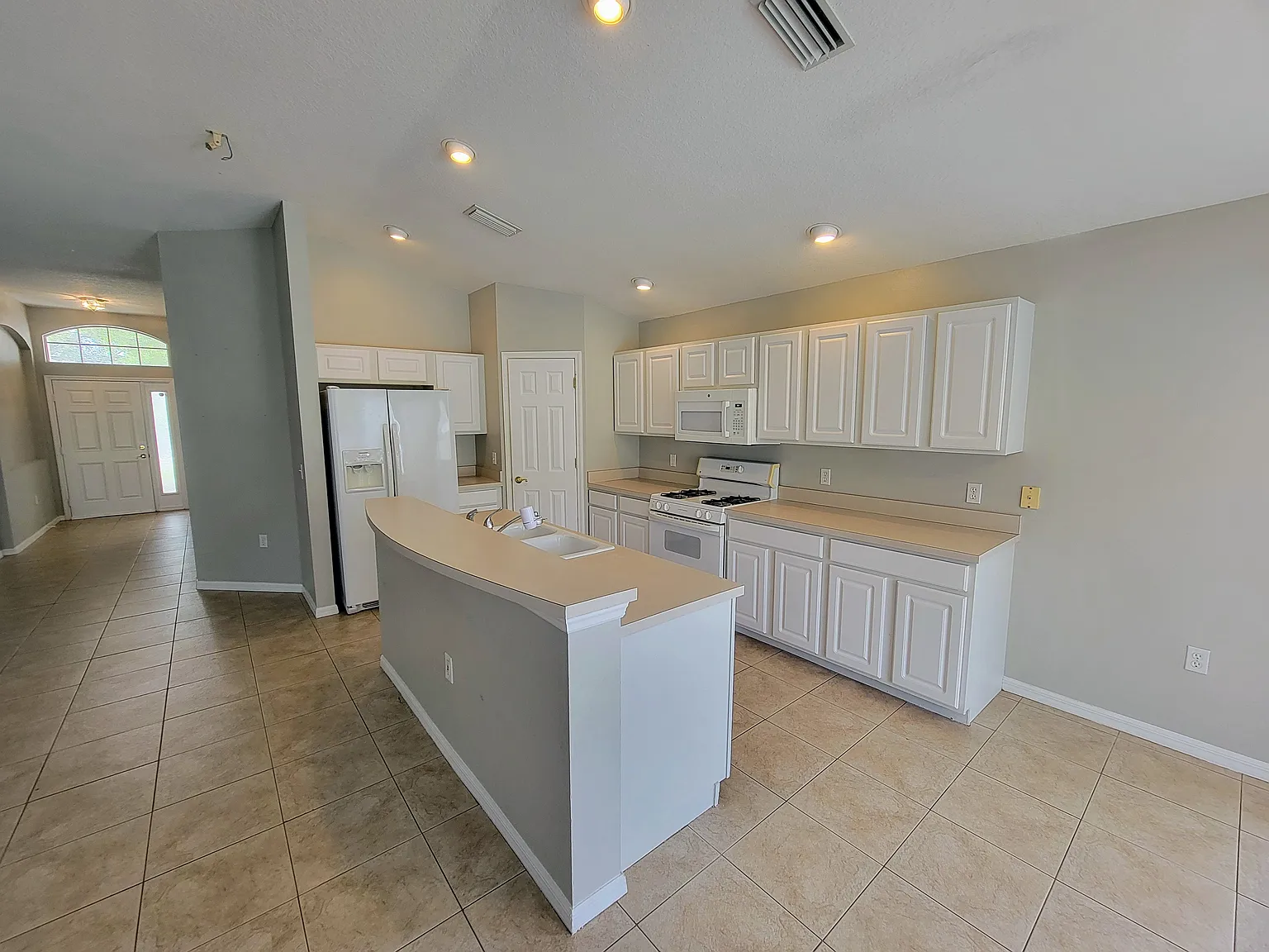 3 bed, 2034 sqft, $2,950 — Photo 3