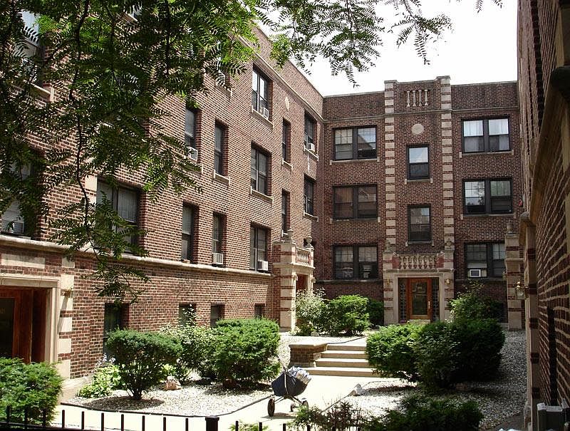 1st image of 929 W Oakdale Ave APT 2J