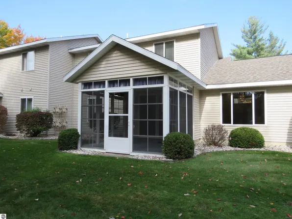 316 Woodside Cir, Cadillac, MI 49601