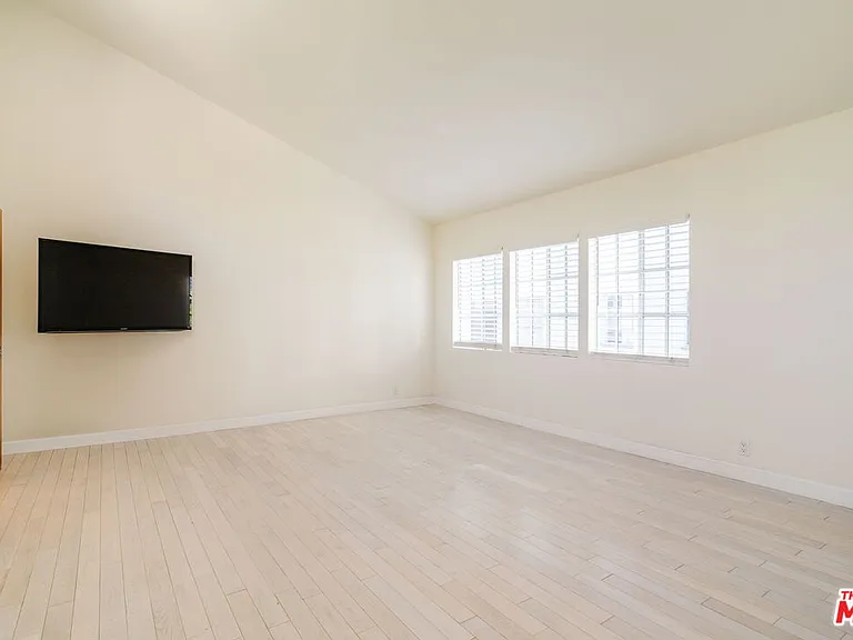 141 N Clark Dr #2 — Photo 10