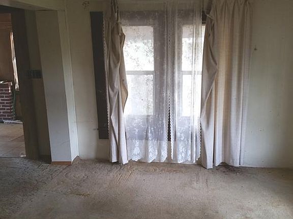 5th image of 820 Center Ave