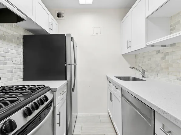 209 East 56th Street image 4 of 5