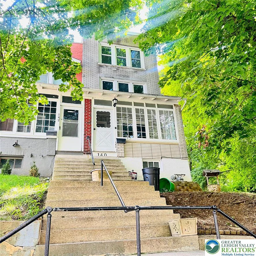 4 bed, 1.0 bath, 1392 sqft, $2,100 — Photo 1