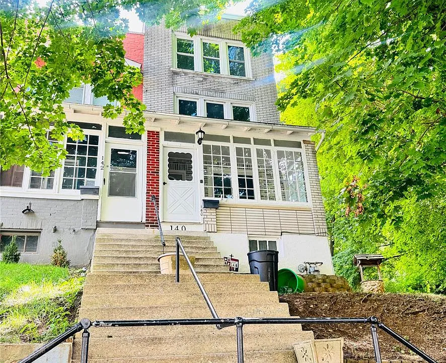 140 E Walnut St