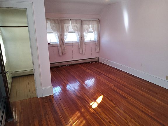 4th image of 253 Wright Ave