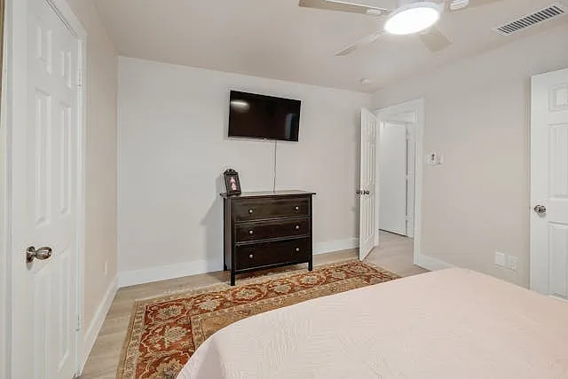 Bedroom 2 w/smart TV