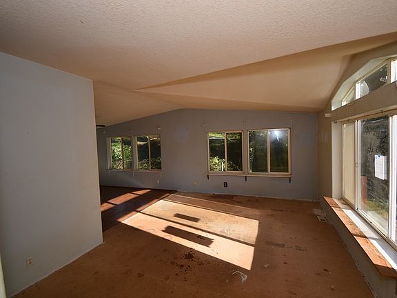 2nd image of 4758 Lakeside Dr