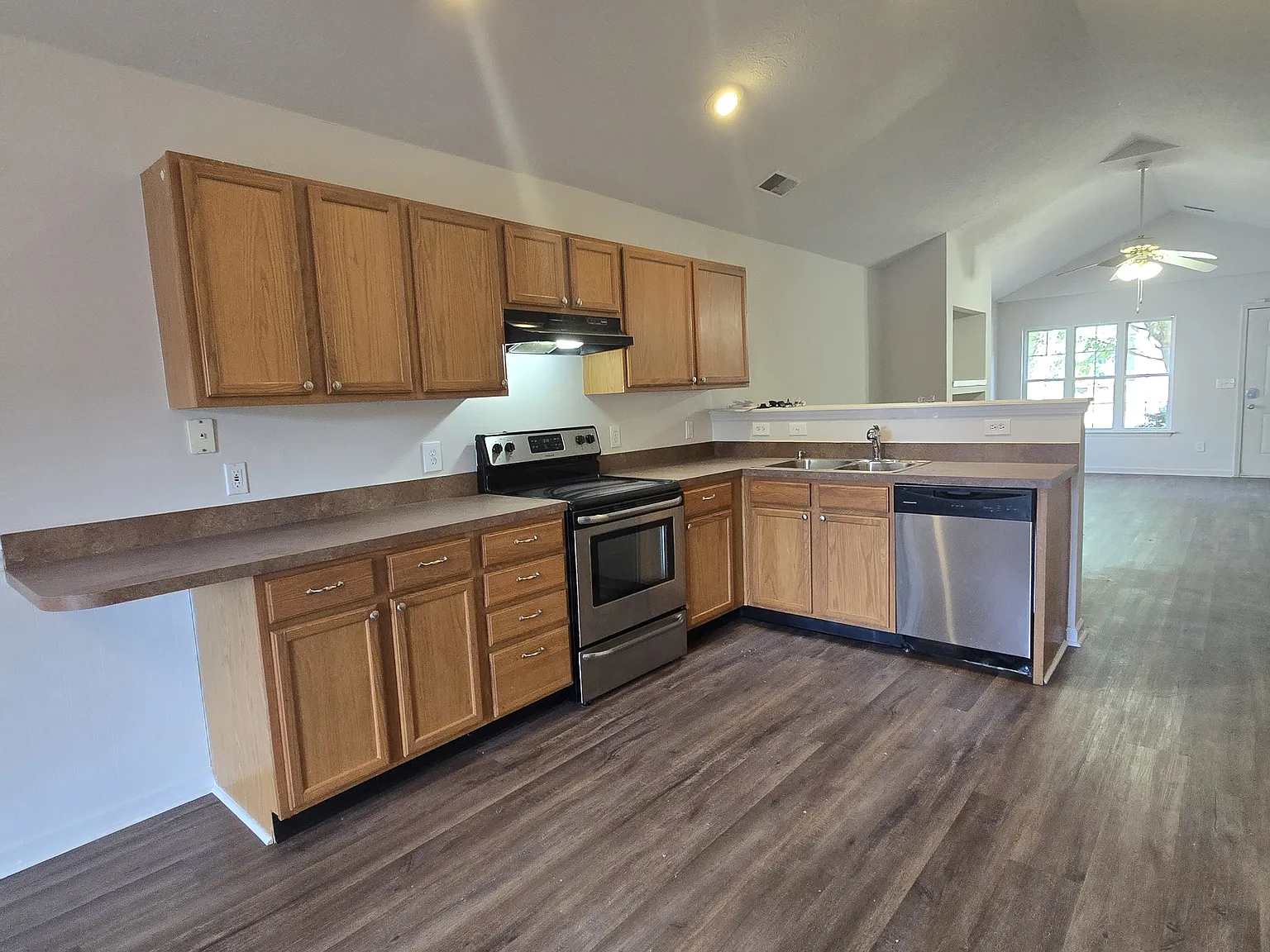 3 bed, 1305 sqft, $2,230 — Photo 2