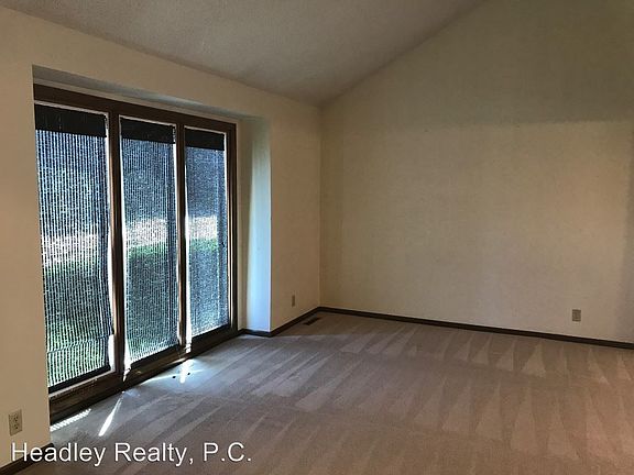 3rd image of 808 Redwood Ln