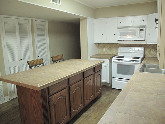 5th image of 1203 Horseshoe Dr