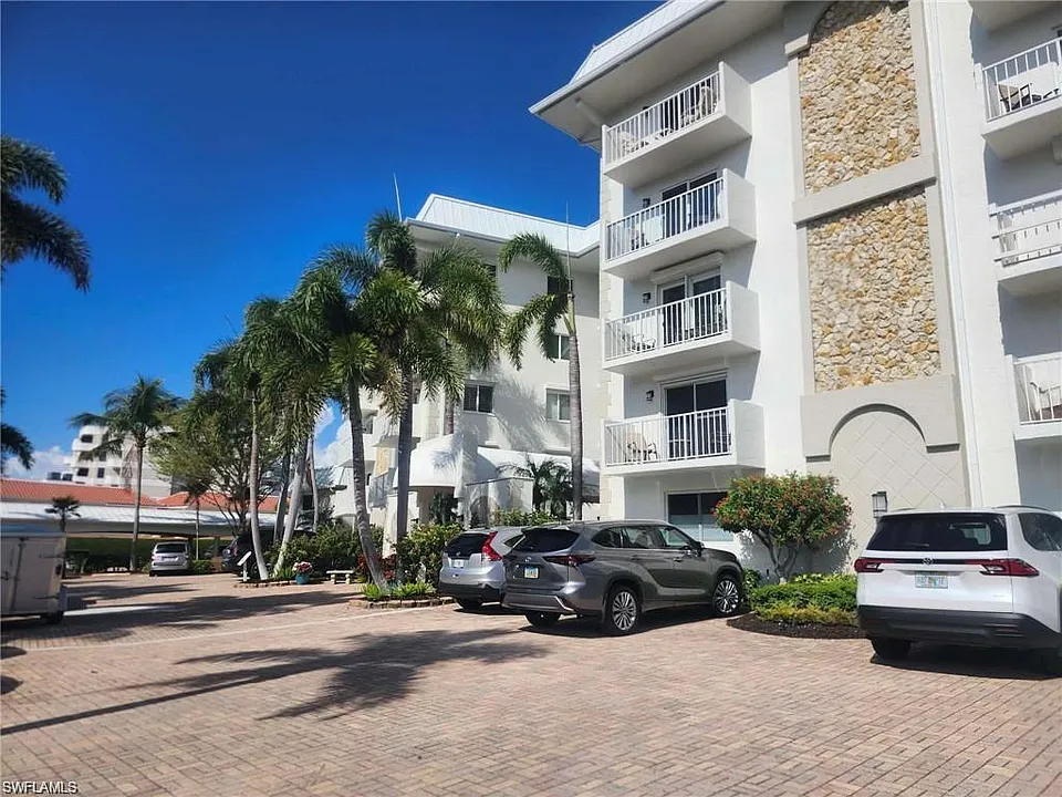 3000 Gulf Shore Blvd N #113