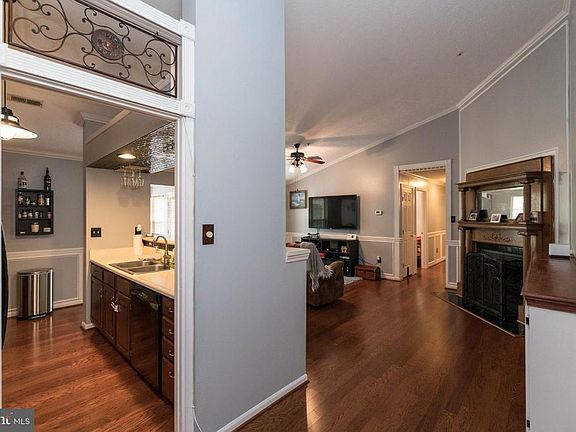 5th image of 1004 Markham Ct Unit 14