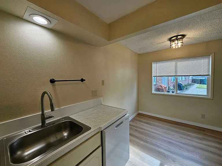 Sunset Apartments — Photo 15