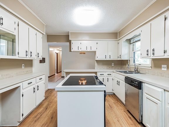 4th image of 4057 Black Oak Dr