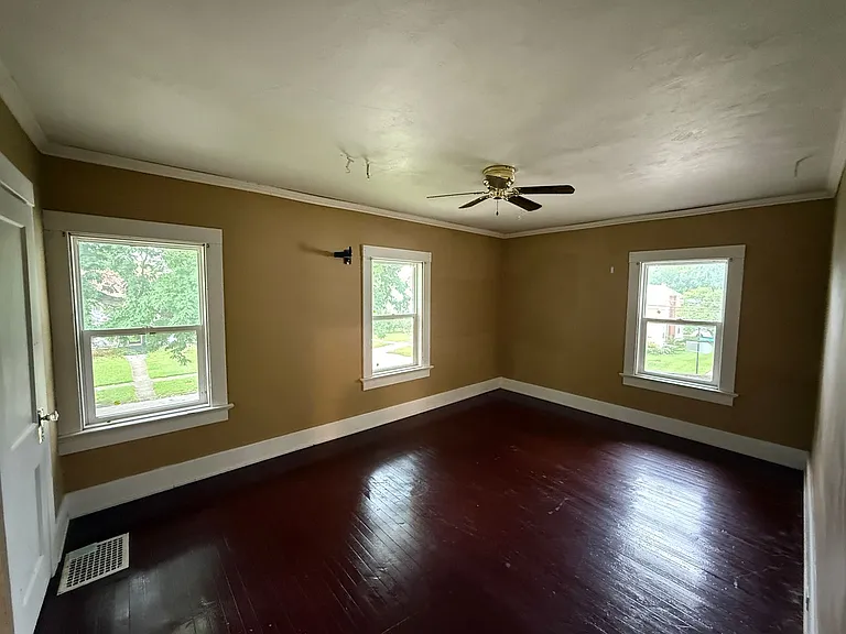 403 Englewood Ct — Photo 15