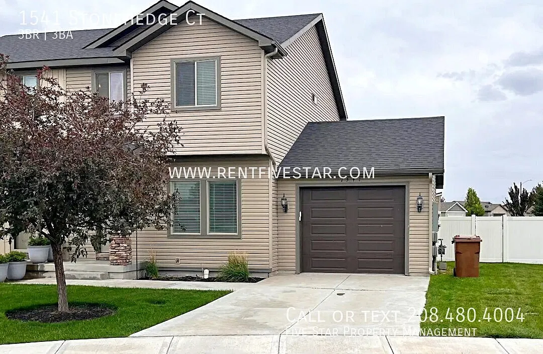 Dreamy 3 Bed 2.5 Bath Townhome in Chubbuck! — Photo 1