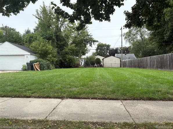 22404 Maxine St, Saint Clair Shores, MI 48080