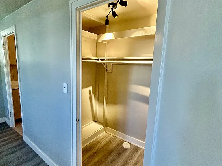 Pollyanna Apartments — Photo 30