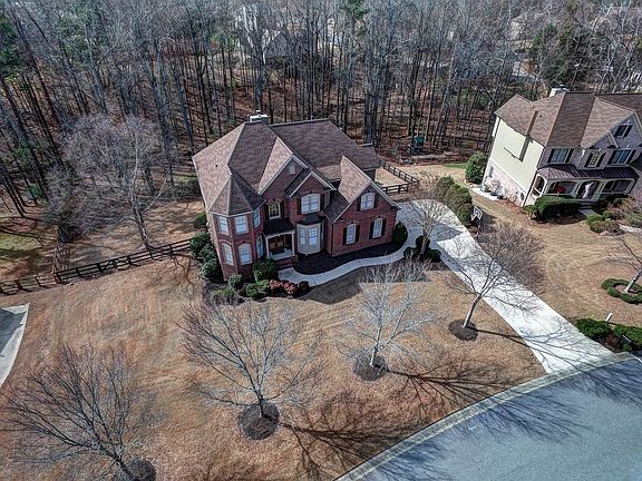 3rd image of 930 Ambleside Dr