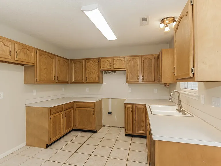 544 Carlisle Dr — Photo 8