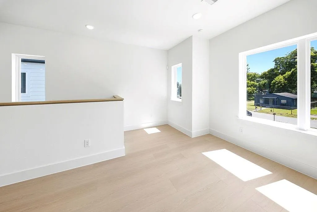 3 bed, 2.0 bath, 2722 sqft, $1,800 — Photo 4