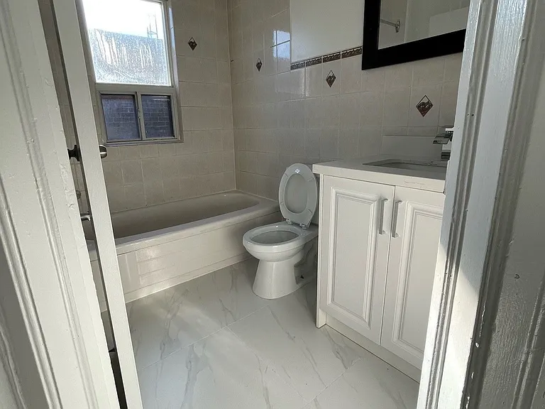 1228 Dufferin St #2 — Photo 8