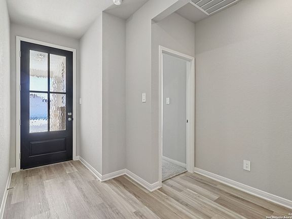 5th image of 811 Shatterhand Blvd