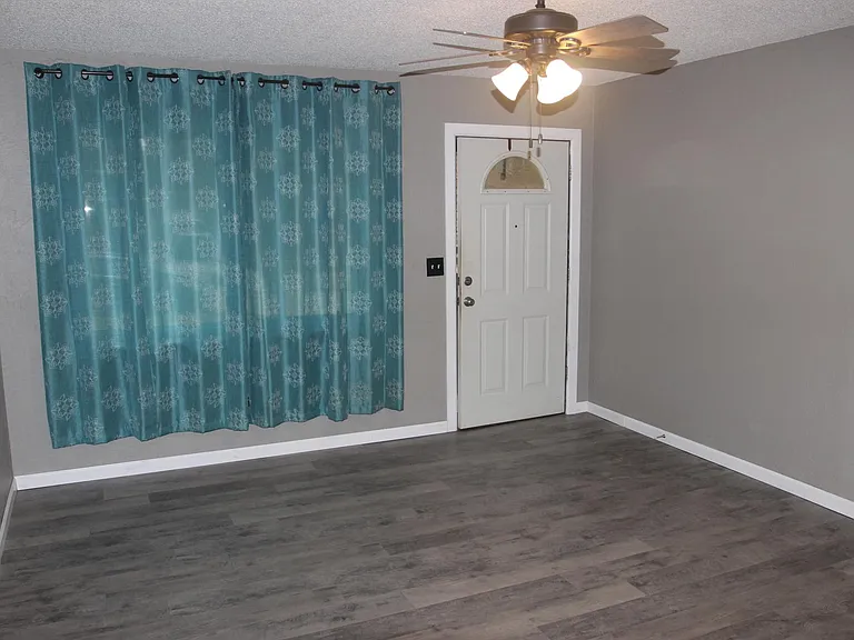 507 Redwood Dr — Photo 3