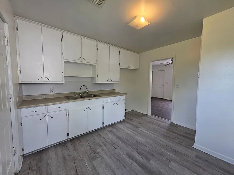 310 W 35th St — Photo 10