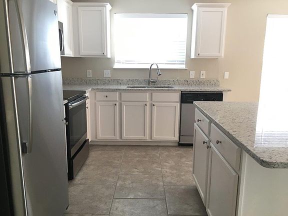 5th image of 215 Laramie Ln