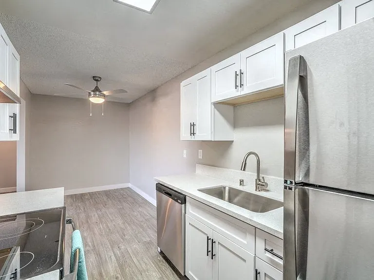 Rosewood Park Apartments — Photo 11