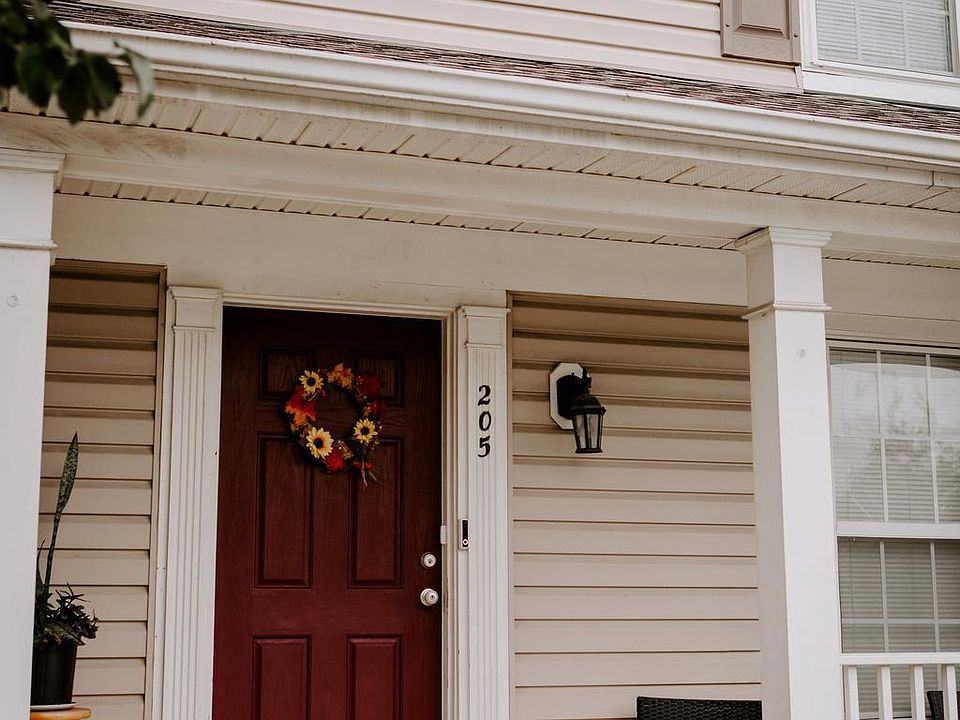 1st image of 205 Hamilton Ct