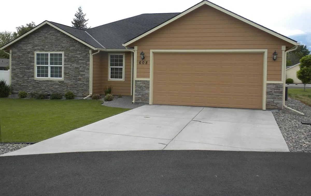 608 SE Jillian Court — Photo 1