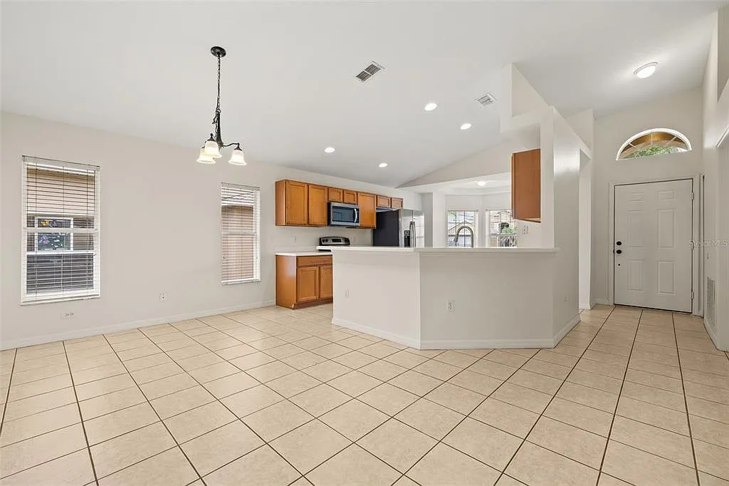 4 bed, 3.0 bath, 1844 sqft, $2,400 — Photo 4