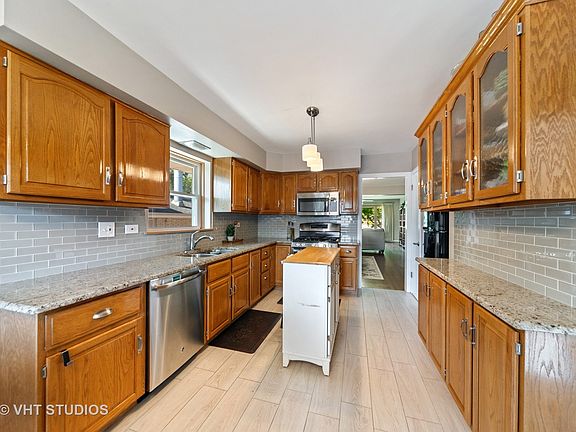 5th image of 1605 Robinhood Ln