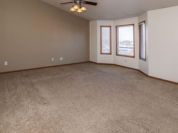 5th image of 11 Humbert Dr