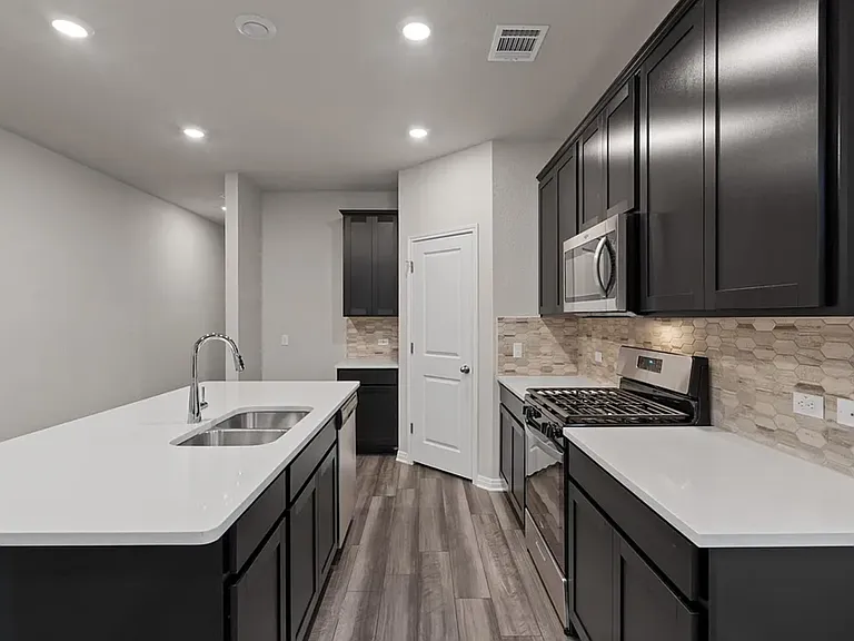 528 Loriner Way — Photo 7