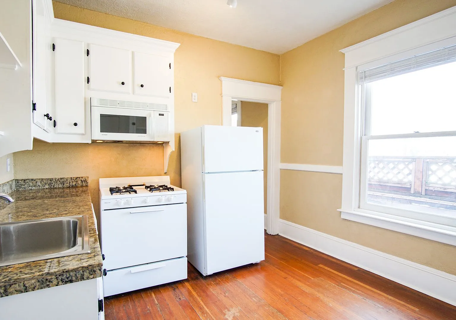 Beautiful and Spacious Studio in Fantastic Location Ready Now! — Photo 3