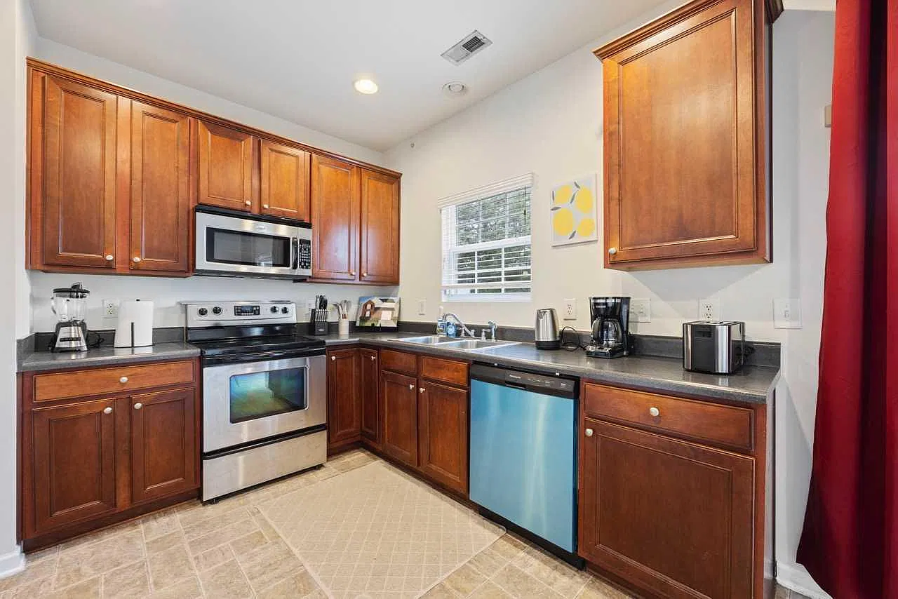 4 bed, 2.5 bath, 1680 sqft, $4,500 — Photo 4
