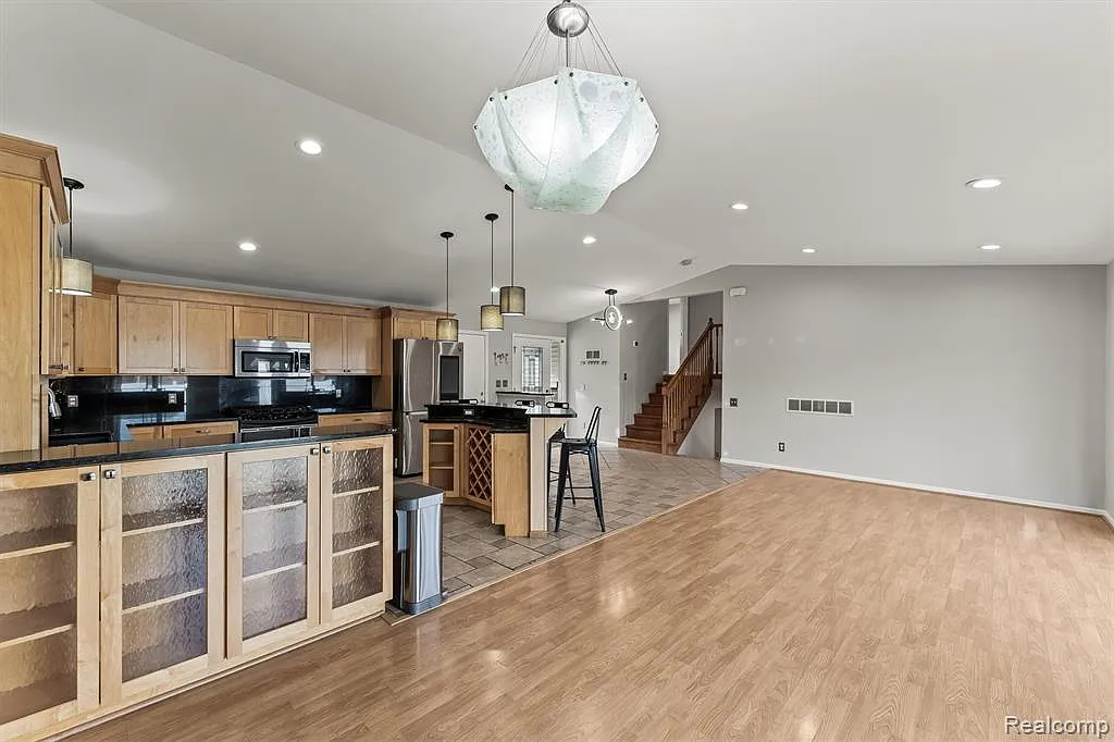 4 bed, 2.0 bath, 2311 sqft, $2,300 — Photo 4