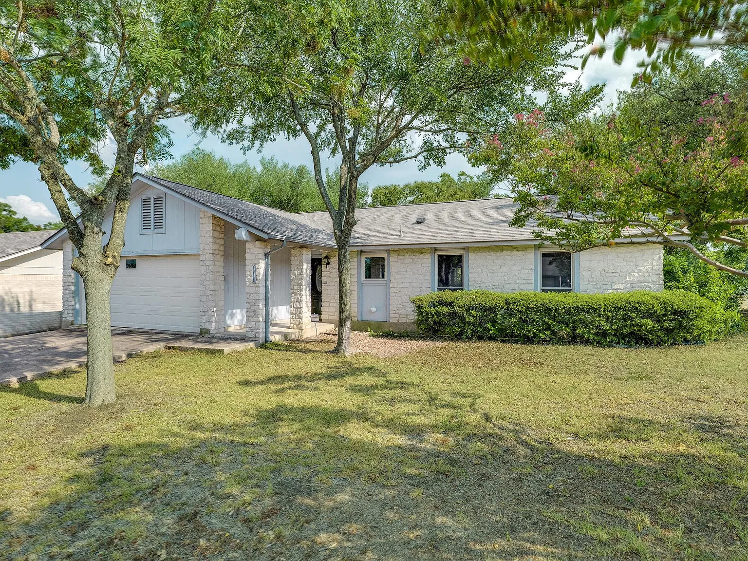 3 bed, 2.0 bath, 1253 sqft, $2,100 — Photo 2