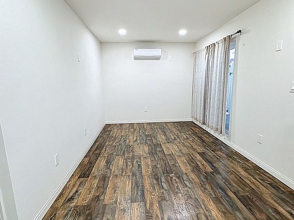 5th image of 6529 Woodlake Ave