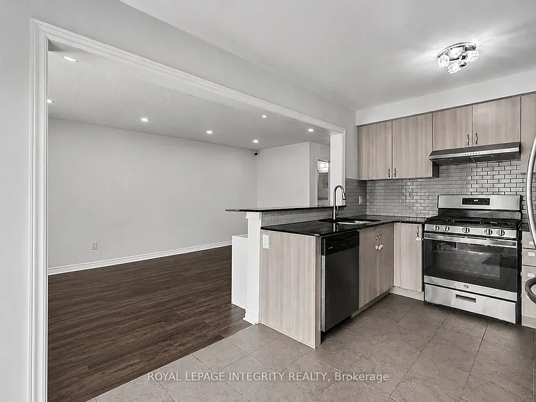 555 Foxlight Cir — Photo 8
