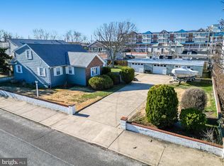 346 W 7th St, Ship Bottom, NJ 08008