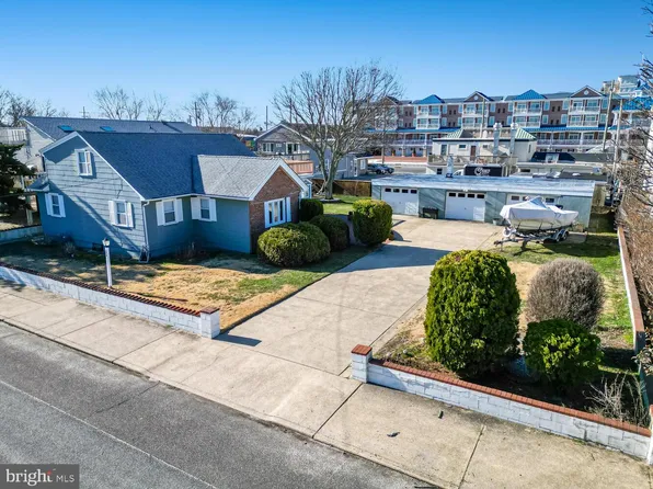 346 W 7th St, Ship Bottom, NJ 08008