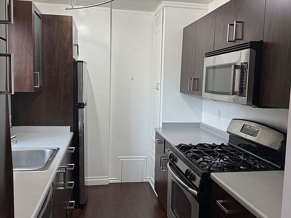 3rd image of 1021 N Doheny Dr APT 7