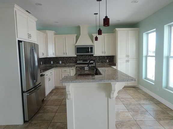 4th image of 714 Port Dr